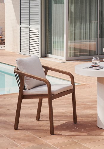 KAVE HOME malt hagestol, med armlener og puter - naturlig eukalyptustre og beige streng