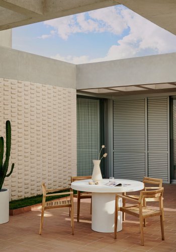 KAVE HOME Victoire hagestol, med armlener, stabelbar - naturlig teak