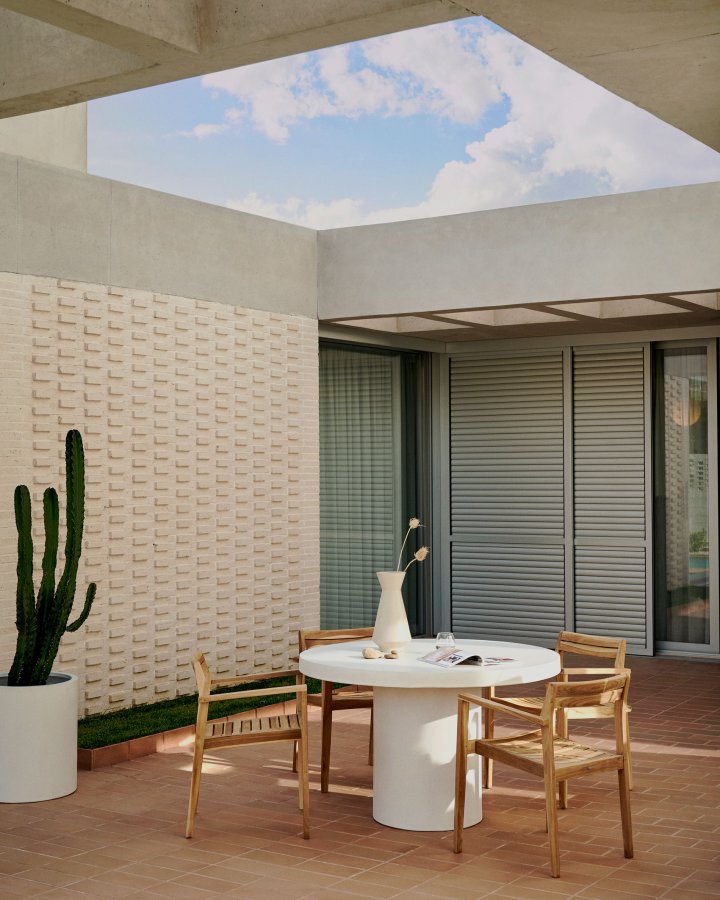 KAVE HOME Victoire hagestol, med armlener, stabelbar - naturlig teak