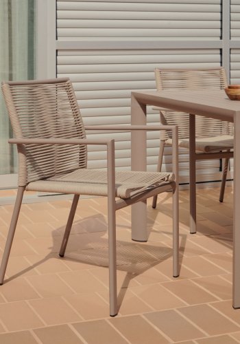 KAVE HOME Culip hagestol, med armlener - beige tau og brunt aluminium