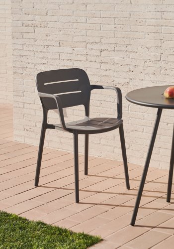 KAVE HOME Morella hagestol, med armlener - gr plast
