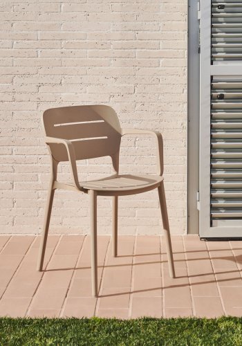 KAVE HOME Morella hagestol, med armlener - beige plast