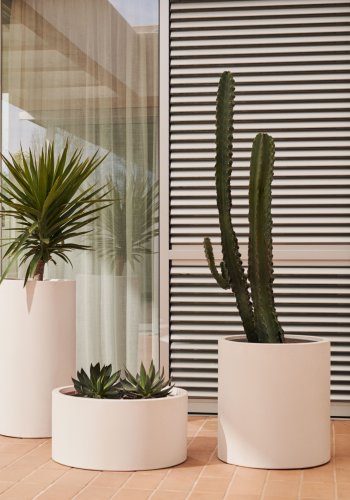 KAVE HOME Aiguablava blomsterpotteskjul, rund - hvit sement (52)