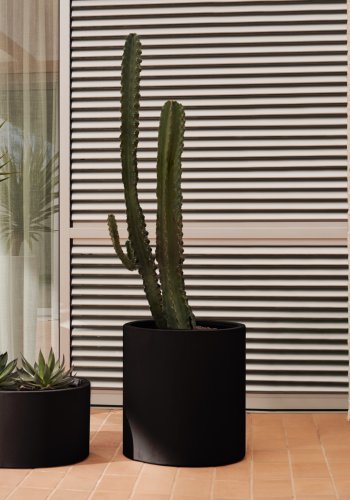 KAVE HOME Aiguablava blomsterpotte i svart sement, 52 cm