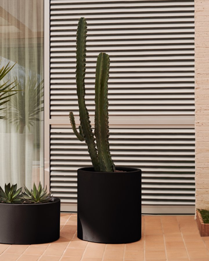 KAVE HOME Aiguablava blomsterpotte i svart sement, 52 cm