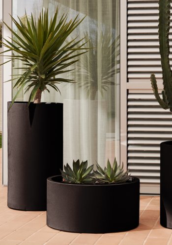 KAVE HOME Aiguablava blomsterpotte i svart sement, 62 cm