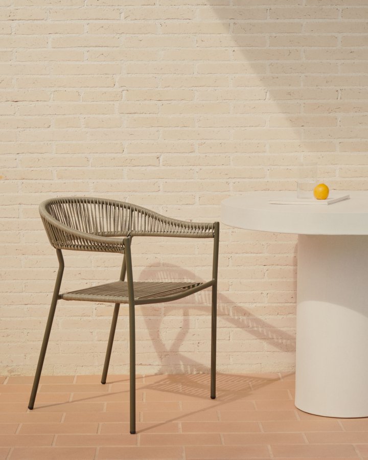 KAVE HOME Futadera hagestol, med armlener - grnn syntetisk flettet og grnt stl