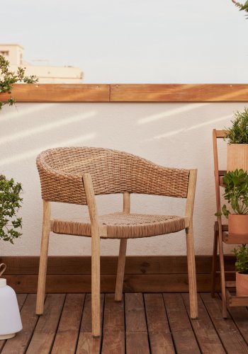 KAVE HOME Pola hagestol, med armlener - naturlig syntetisk flettet og eukalyptustre