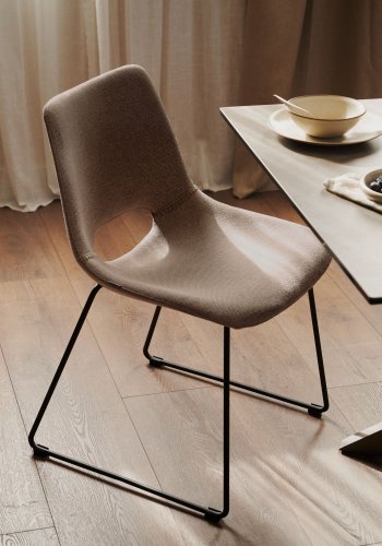 KAVE HOME Zahara spisestuestol - brunt stoff og sort stl
