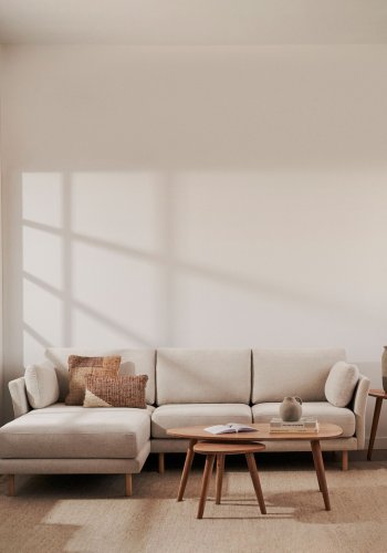 KAVE HOME Gilma 3-manns sofa, med hyre/venstre sjeselong - perlemor-chenille og naturlige ben (260cm)