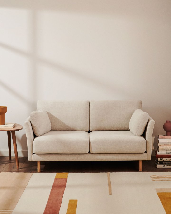 KAVE HOME Gilma 2-manns sofa - perlemor chenille og naturlig tre