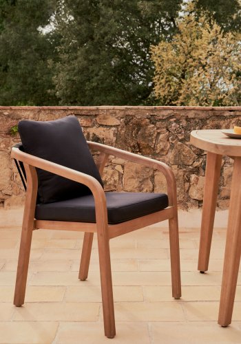 KAVE HOME Lakkert hagestol, med armlener og puter - naturlig eukalyptustre og svart snor