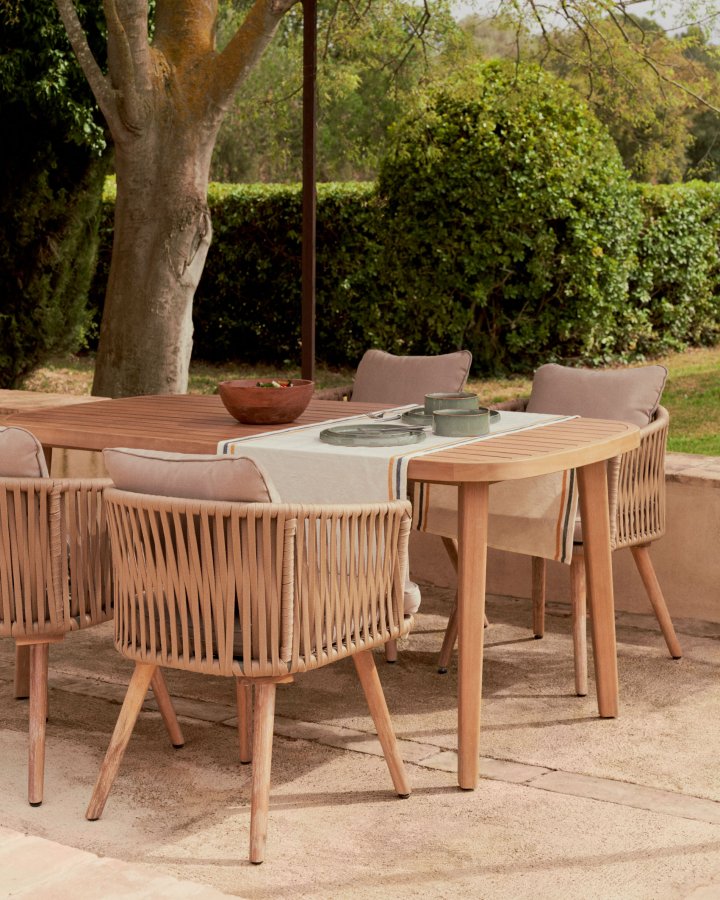 KAVE HOME Hemilce lenestol, med armlener og stoffputer - beige polyetylen og naturlig akasietre