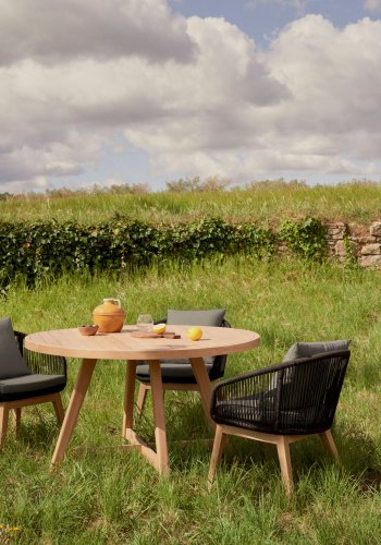 KAVE HOME Portalo hagestol, med armlener - svart tau og akasietre