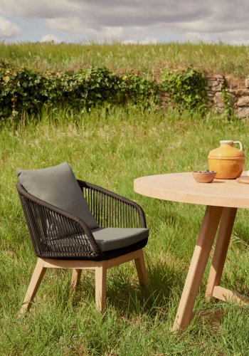 KAVE HOME Portalo hagestol, med armlener - svart tau og akasietre