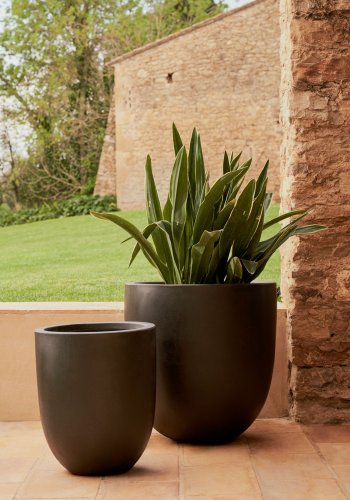 KAVE HOME Aiguablava blomsterpotte i svart sement, 39 cm