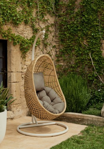 KAVE HOME Cira hengestol, med puter og lys gr ramme - naturlig polyrattan/rotting