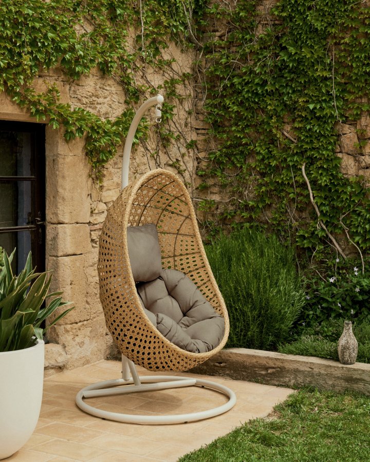 KAVE HOME Cira hengestol, med puter og lys gr ramme - naturlig polyrattan/rotting