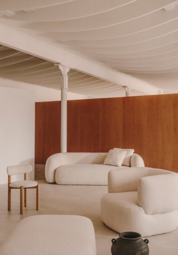 KAVE HOME Martina lenestol, med armlener og pute - off-white bouclé