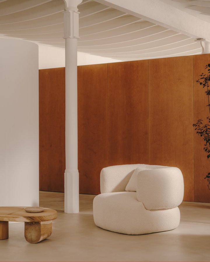 KAVE HOME Martina lenestol, med armlener og pute - off-white bouclé