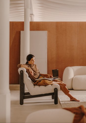 KAVE HOME Magira lenestol - hvit bouclé og mrk eik