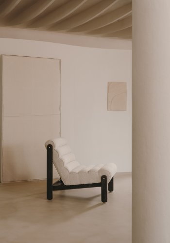 KAVE HOME Magira lenestol - hvit bouclé og mrk eik