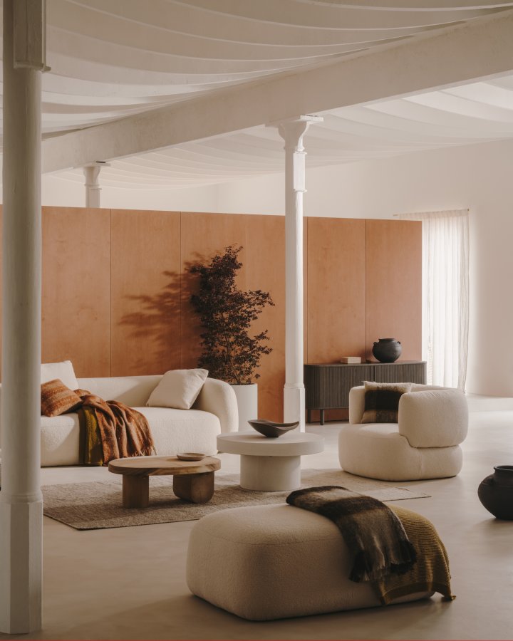 KAVE HOME Martina fotskammel i ecru chenille 123 x 85 cm