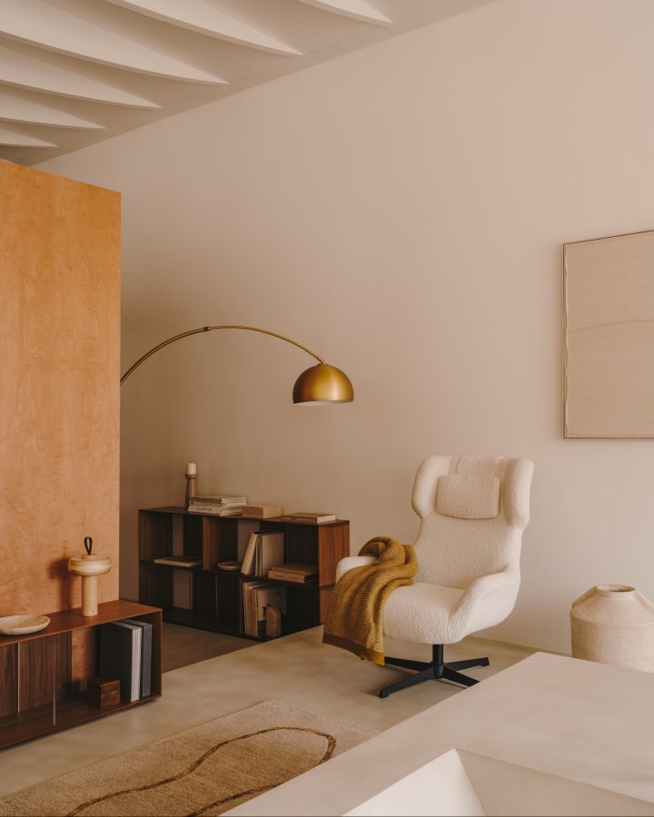 KAVE HOME Zalina svingstol, med armlener - hvit bouclé og sort stl