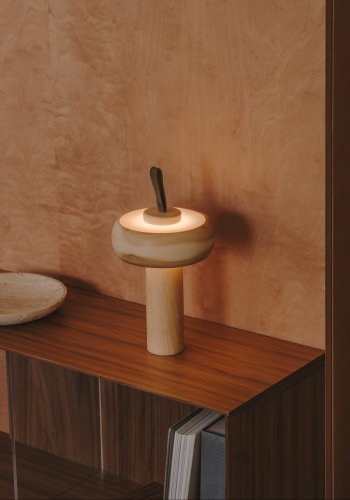 KAVE HOME Luba brbar bordlampe - naturlig ask med grnt bomullshndtak