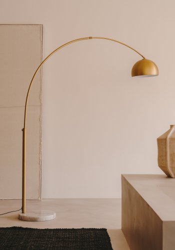 KAVE HOME Madali gulvlampe - messingmetall og hvit marmor