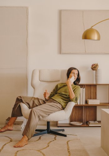 KAVE HOME Zalina svingstol, med armlener - hvit bouclé og sort stl