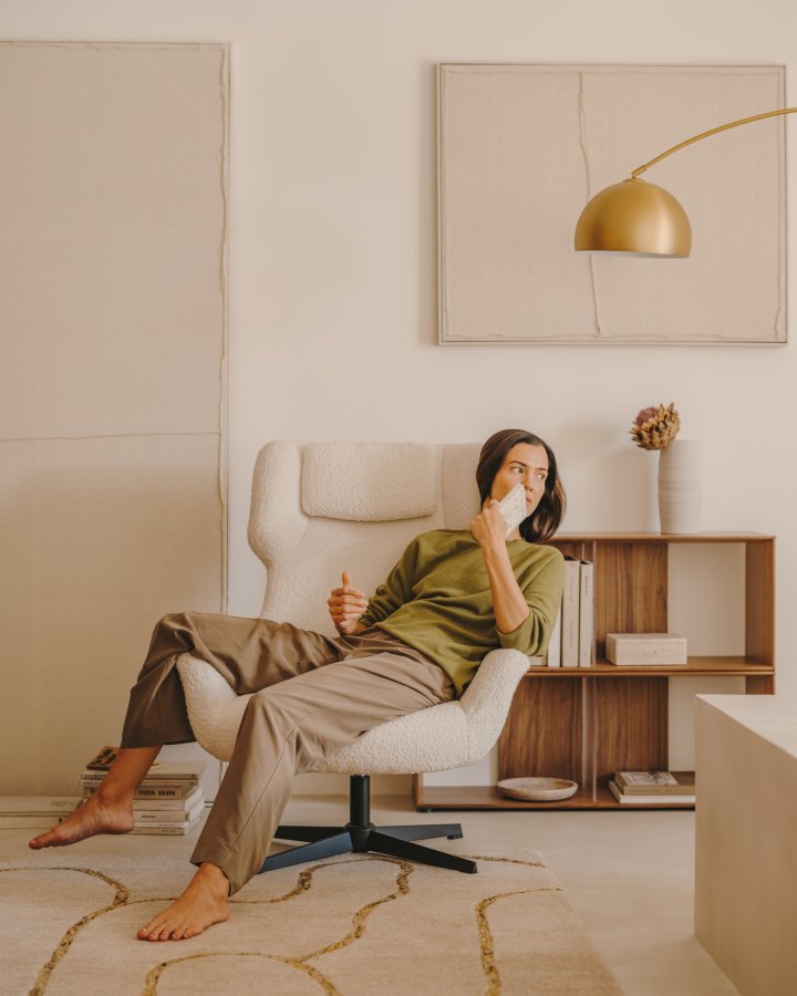 KAVE HOME Zalina svingstol, med armlener - hvit bouclé og sort stl