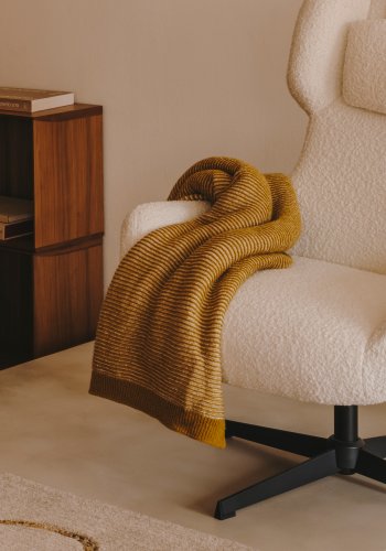 KAVE HOME Zalina svingstol, med armlener - hvit bouclé og sort stl