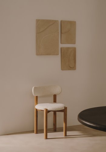 KAVE HOME Nebai spisestuestol - hvit bouclé og naturlig eik