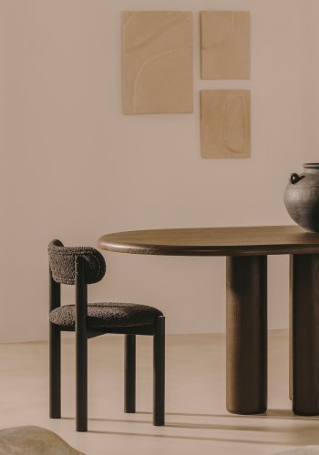 KAVE HOME Nebai spisestuestol - svart bouclé og svart eik