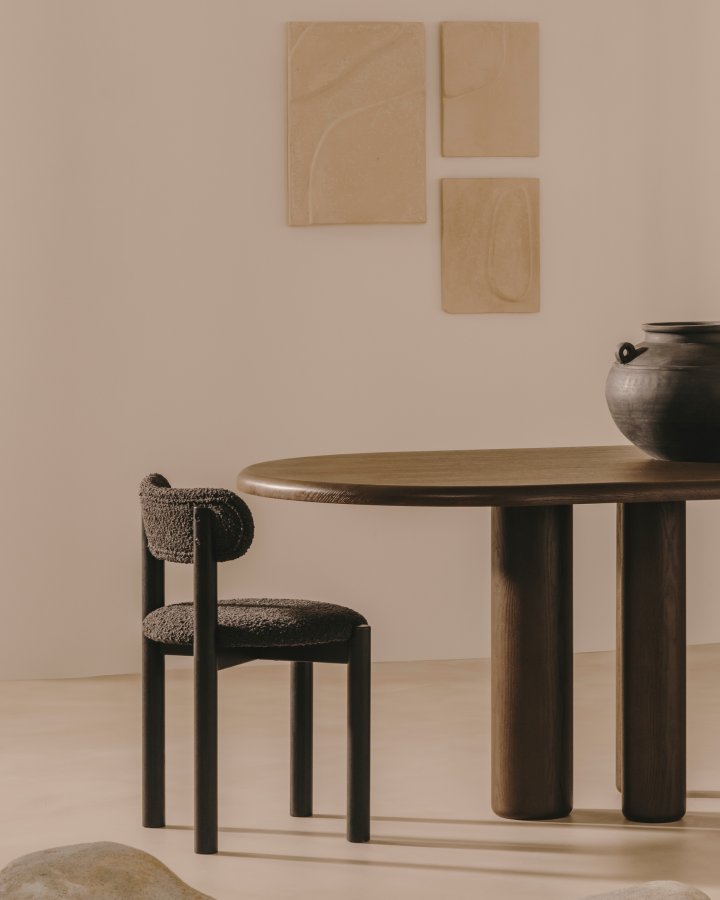 KAVE HOME Nebai spisestuestol - svart bouclé og svart eik