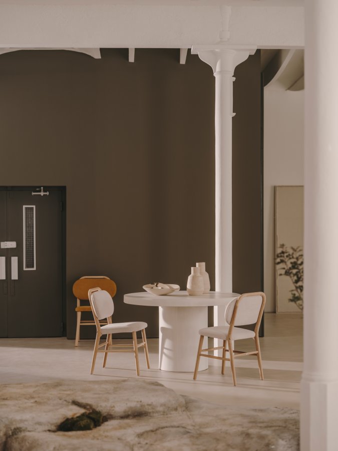 KAVE HOME Helda spisestuestol - beige chenille og naturlig eik