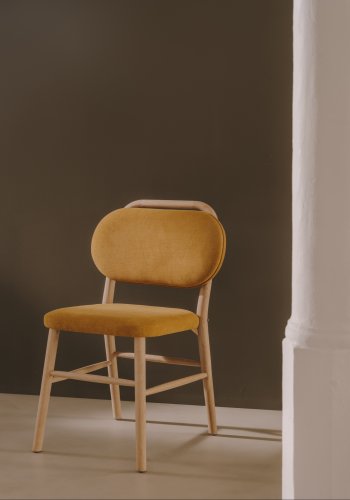 KAVE HOME Helda spisestuestol - sennepsgul chenille og naturlig eik