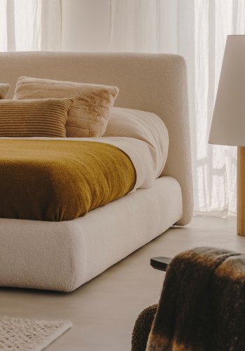 KAVE HOME Martina sengeramme, med sengegavl - off-white bouclé avtagbart trekk (180x200)