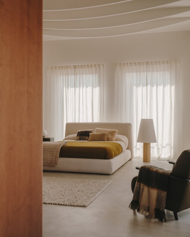 KAVE HOME Marga gulvlampe - hvid stof og natur tr