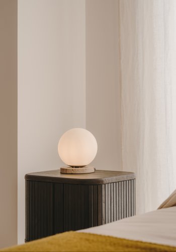 KAVE HOME Malachi bordlampe - hvitglasert glass og travertinstein