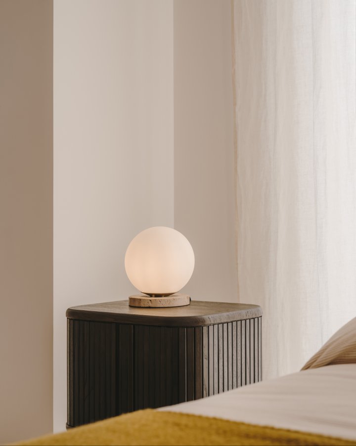 KAVE HOME Malachi bordlampe - hvitglasert glass og travertinstein