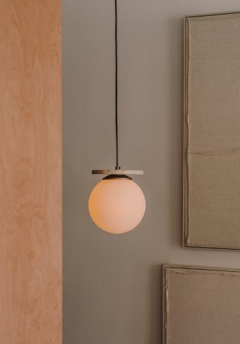 KAVE HOME Malachi taklampe - hvitglasert glass og travertinstein