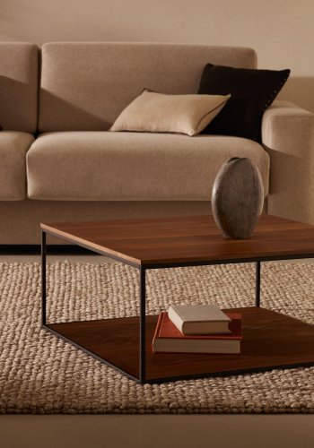 KAVE HOME Yoana sofabord, m. 1 nederste hylle - brun valnttfinish og svart jern (80x80)