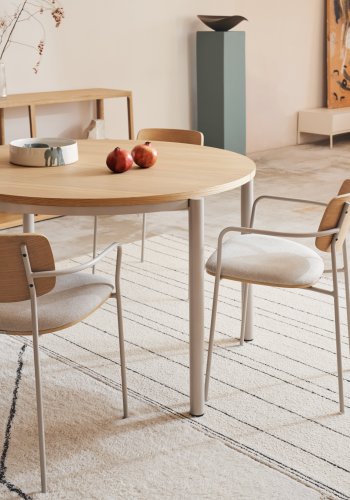 KAVE HOME Maureen spisebordsstol, m armlener, stabelbar - naturlig eikefiner og beige chenillestoff/metall