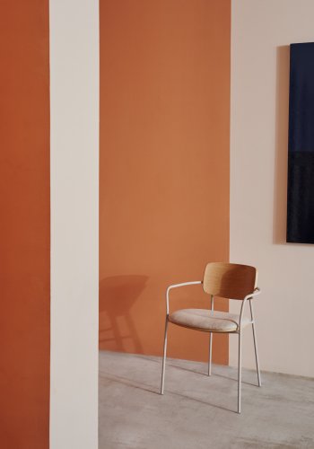 KAVE HOME Maureen spisebordsstol, m armlener, stabelbar - naturlig eikefiner og beige chenillestoff/metall