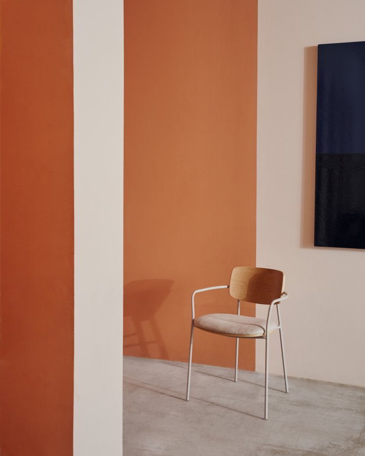 KAVE HOME Maureen spisebordsstol, m armlener, stabelbar - naturlig eikefiner og beige chenillestoff/metall