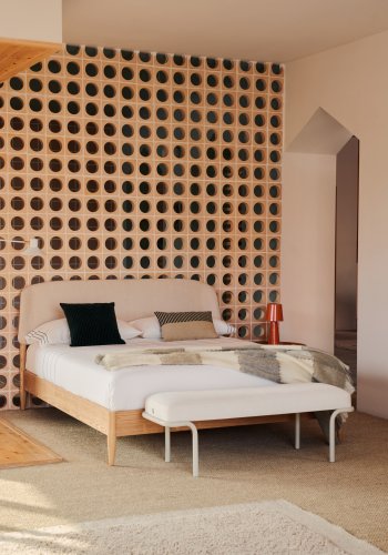 KAVE HOME Octavia sengeramme, med hvit polstret sengegavl - ask kryssfiner (180x200)