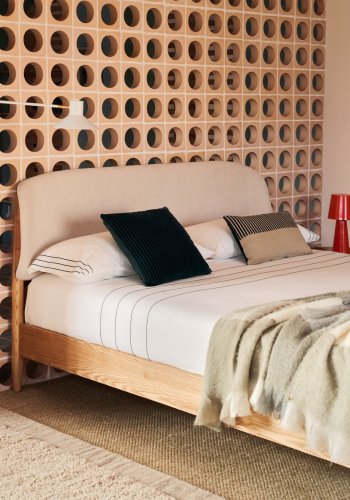 KAVE HOME Octavia sengeramme, med hvit polstret sengegavl - ask kryssfiner (180x200)