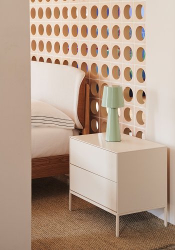 KAVE HOME Vedrana nattbord, m. 2 skuffer - hvit MDF og stl (60x55)